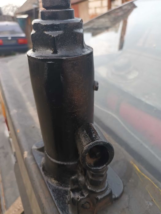 Мощный  домкрат .высокий.