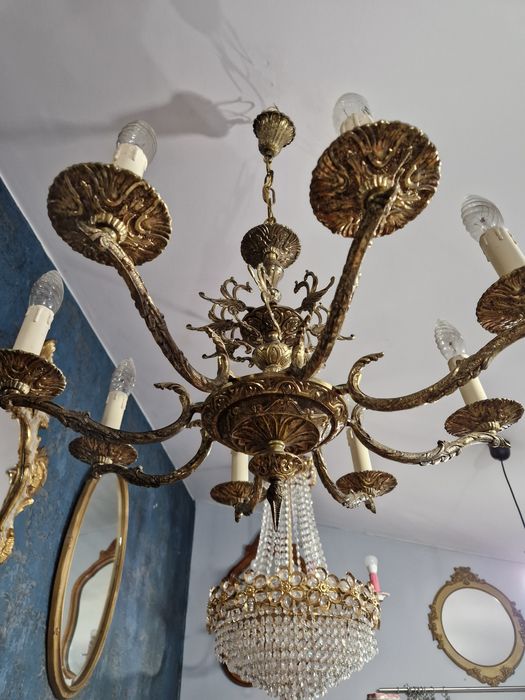 Piękny stylowy żyrandol mosiężny