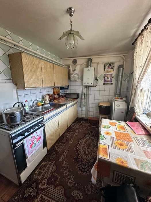 Продам частину будинку в районі Центру.