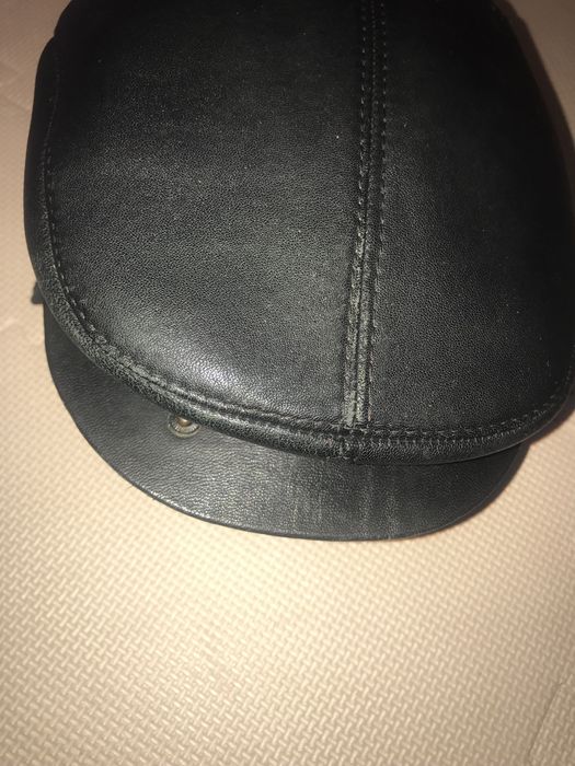 Кепка  деми из кожи и шерсти б/у  - набором.