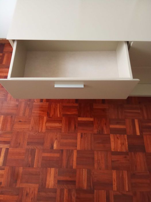 Móvel com quatro gavetas de arrumação.