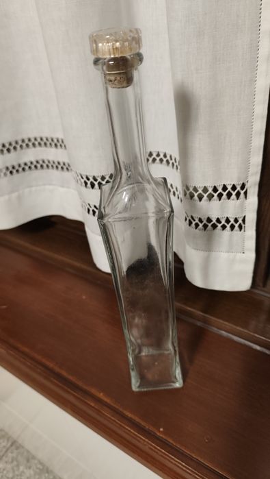 Garrafa em vidro transparente  antiga