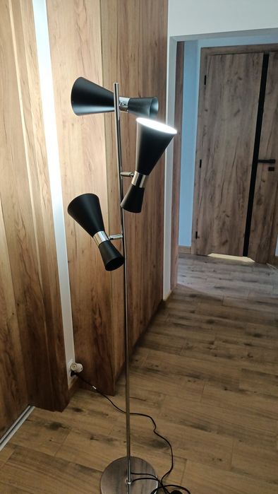 Lampa podłogowa regulowana