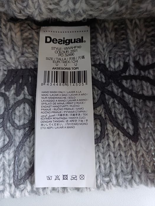 Gorro de cor cinza da marca Desigual