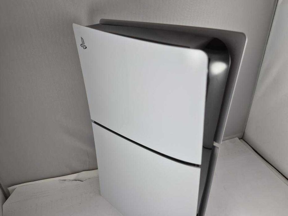 Konsola Sony PS5 Slim 1TB CFI-2016 pad