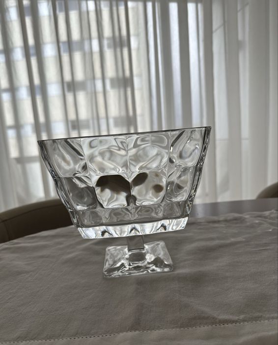 Taça com pé, quadrada, produzida com o melhor vidro. 20cms lado. Novo