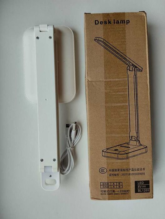 Лампа яркая. Настільна LED лампа із USB сенсорна, регульована.