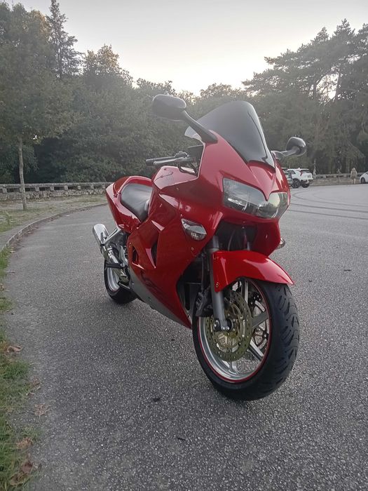 Magnífica Honda VFR 800 Fi