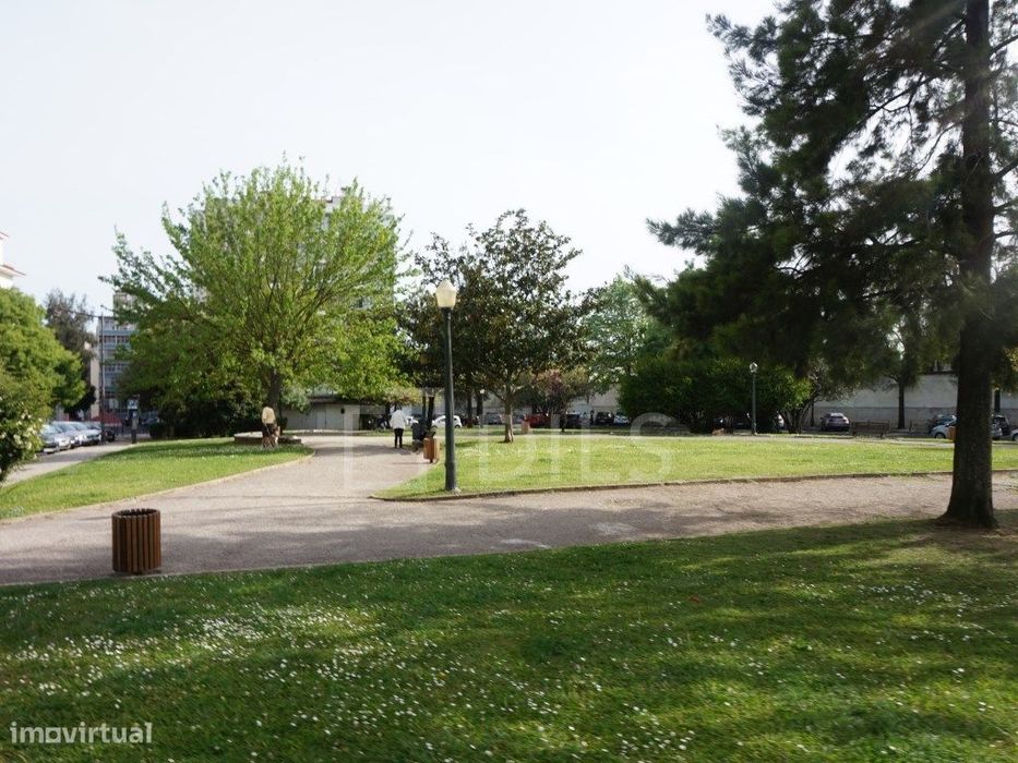 Apartamento T1 com estacionamento em condomínio com piscina e jardim