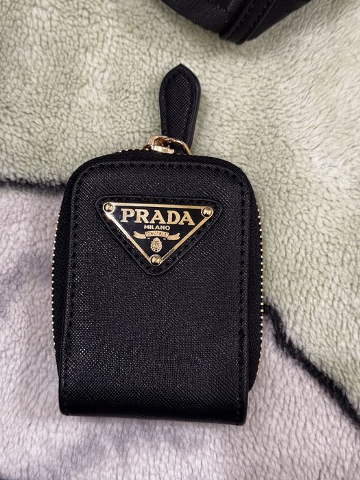Чорна сумка Prada Re-Edition 2005
