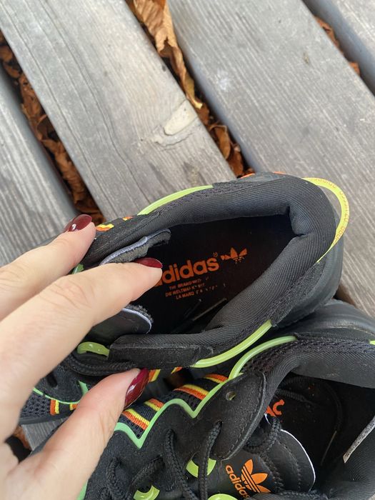 Adidas Ozweego — стильні чорні кросівки з неоновими вставками!
