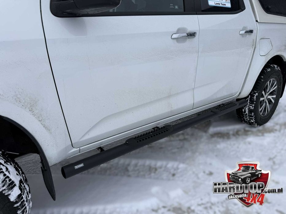 Stopnie boczne z nakładkami plastikowymi Czarne  DC Isuzu D-Max 2020+