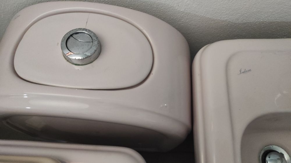 Louças e móvel de casa de banho