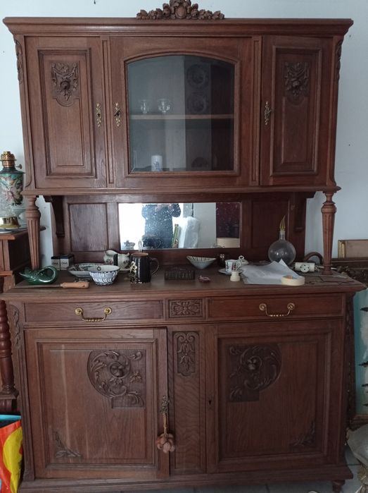 Armário louceiro em carvalho francês. Antigo
