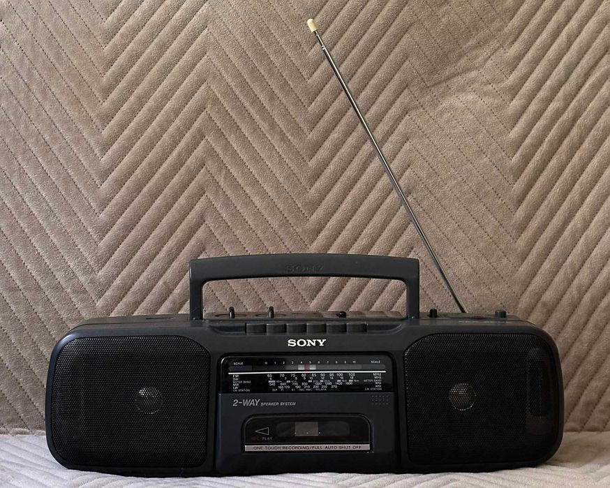 Przenośny radiomagnetofon stereofoniczny SONY CFS-200 w pełni sprawny