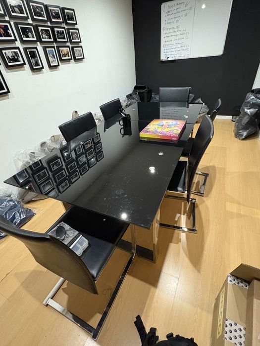 Mesa de vidro preta + cadeiras