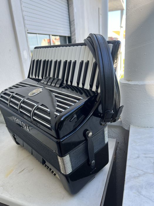 Acordeão VERMONA Mod. 87 Farfisa Italiano — Preto, à 3a voz, em bom estado e com mala e correias