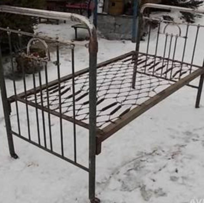 Панцерная кровать 2 штуки есть