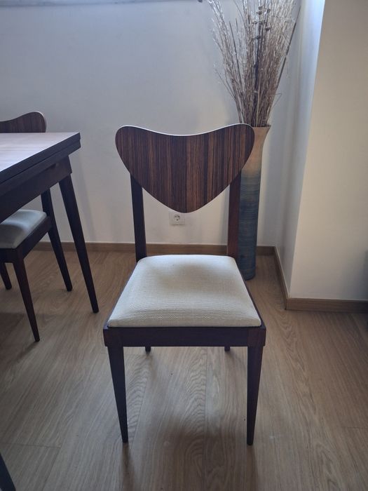 Mesa e cadeiras de sala antiga / vintage