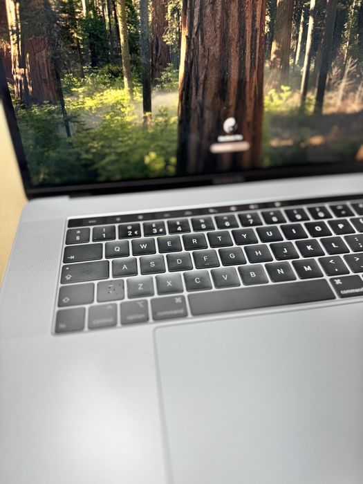 Macbook  PRO 15 inch 2019 2,6 Ghz 6 rdzeniowy Intel Core i7 2400 Mhz
