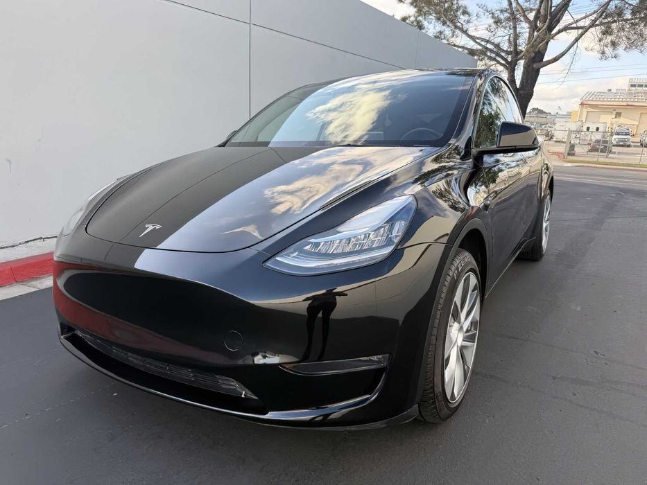 Tesla Model Y      2024