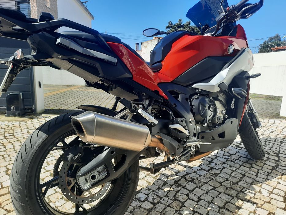 BMW S1000XR com linha de escape direta