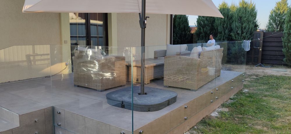 Стеклянная душевая кабина, перегородки перила,двери из калёного стекла