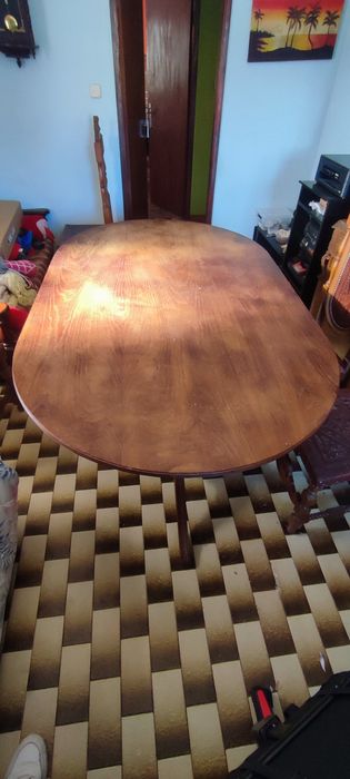 Mesa em madeira  com cadeiras