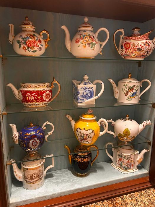 Vitrine com bules antigos.