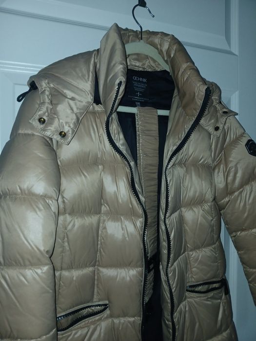 Płaszcz zimowy OCHNIK. Beżowy pikowany z kapturem.