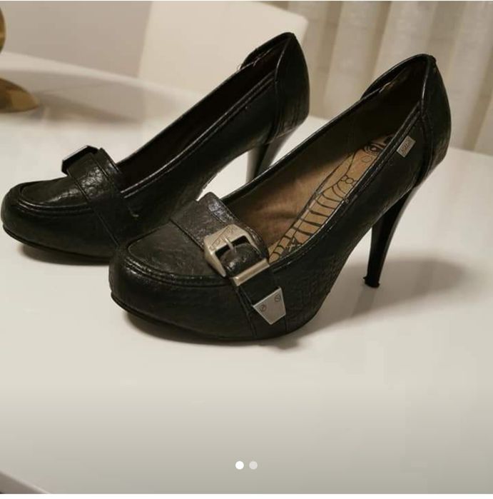 Sapatos em pele n. 39