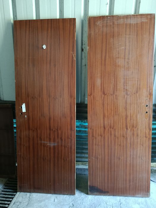 Duas portas usadas.