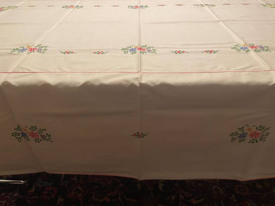 Toalha bordada à mão em ponto cruz