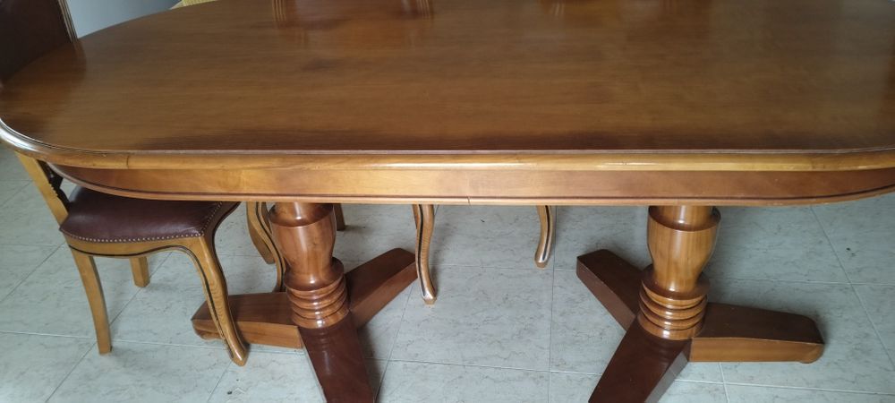 Mesa de jantar em bom estado