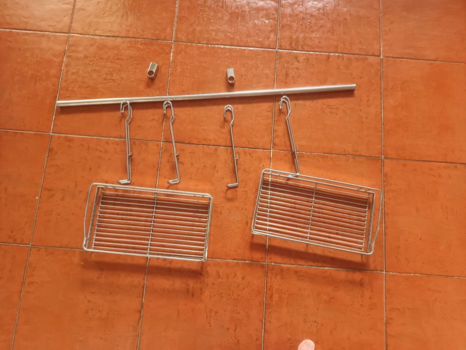 Cestos organizadores com varão para cozinhas
