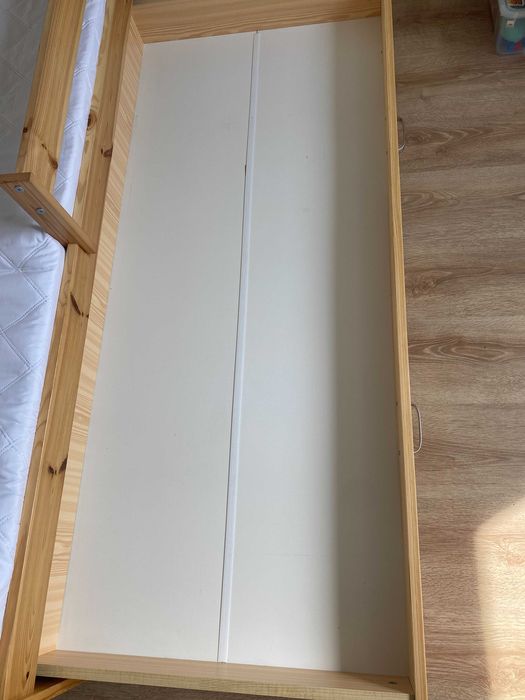 Łóżko drewniane domek dla dzieci 160x80 z barierką, wysuwaną szufladą i materacem