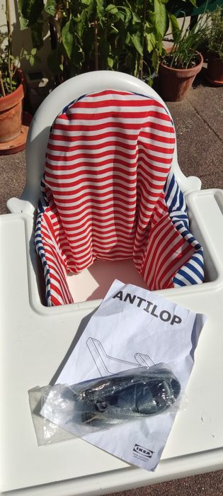 Cadeira Ikea Antilop com mesa e almofada