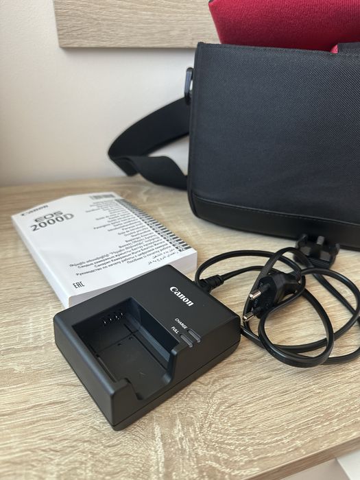 Máquina Fotográfica Canon EOS 2000D com mala transporte