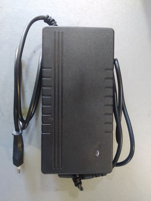 Зарядне 10S. 36V 5A