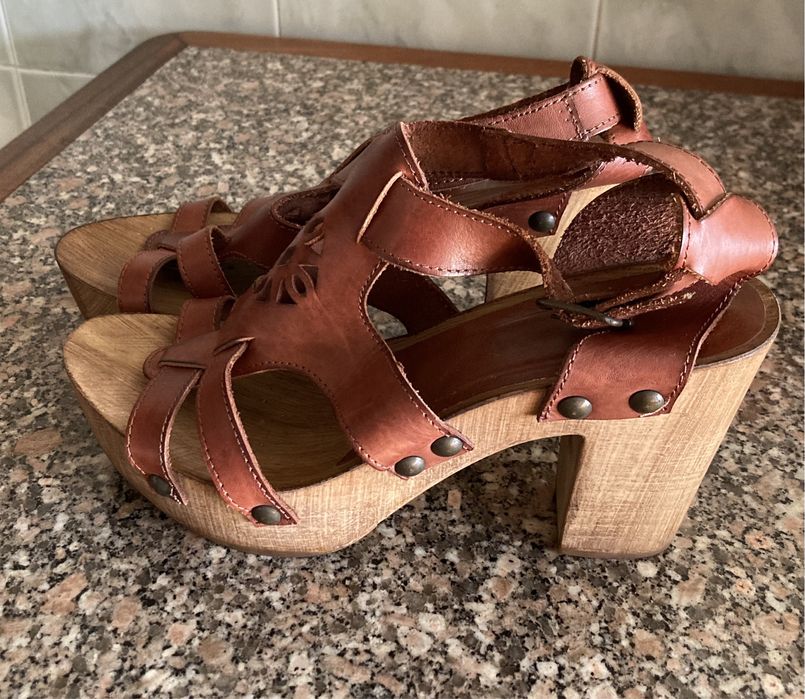 Sandálias em pele castanha - Calçado Guimarães