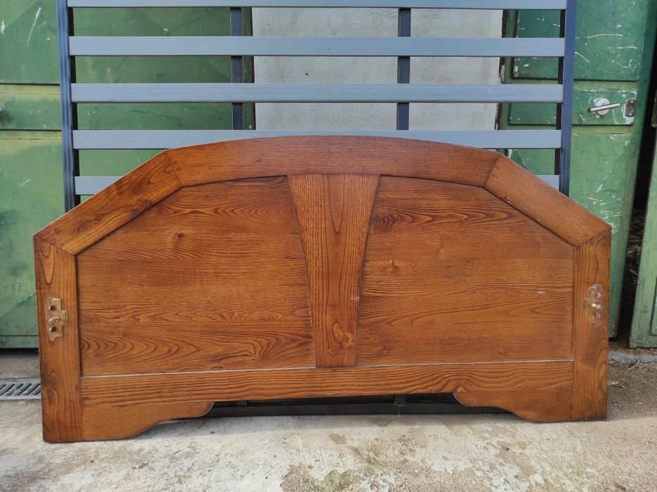 Cama de casal em castanho
