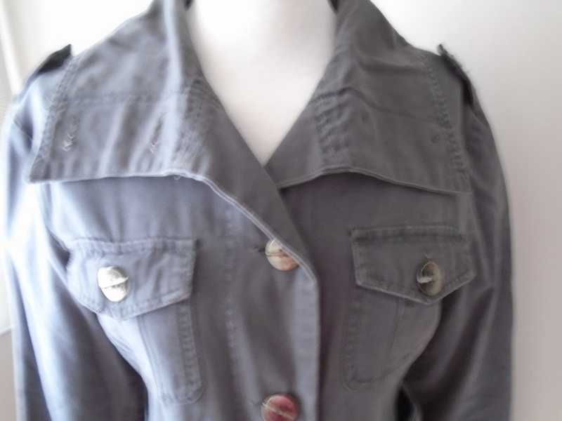 Casaco gabardine estilo militar cinzento