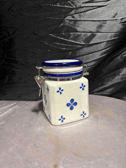 Ceramiczny pojemnik kuchenny z zamknięciem – biało-kobaltowy