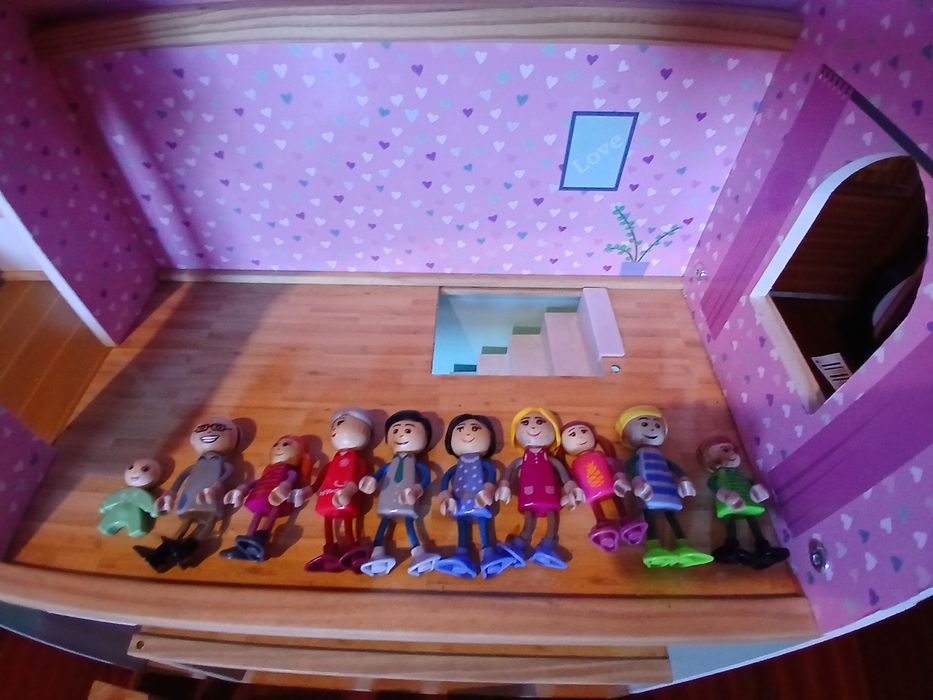 Casa de madeira crinança + bonecos +  moveis ...