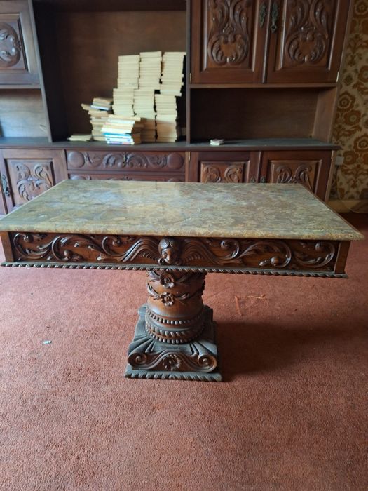 Mesinha para sala de visitas ou outros,,em mogno , toda trabalhada