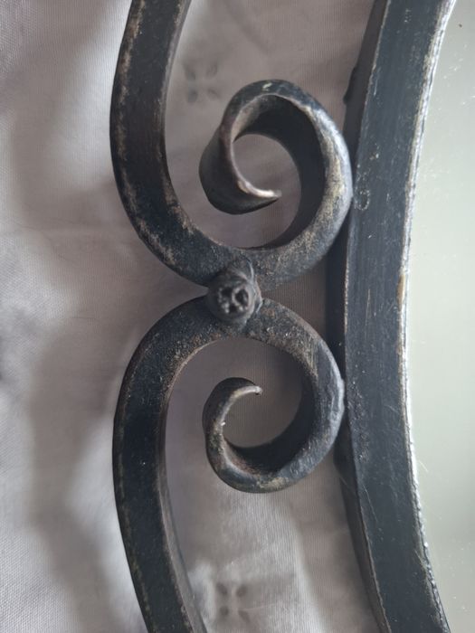 Stare lustro w metalowej ramie