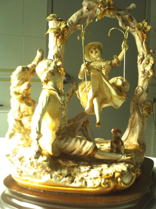 Linda Estatueta em Porcelana Finíssima