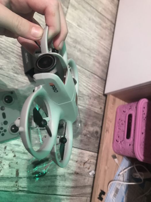 Дрон з віар очками