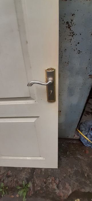 Продам двері із пресованого картону.