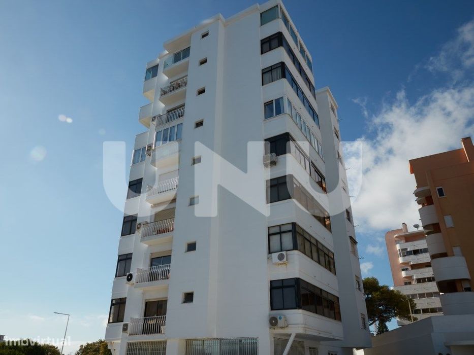 Apartamento T2, remodelado, em condomínio com piscina.